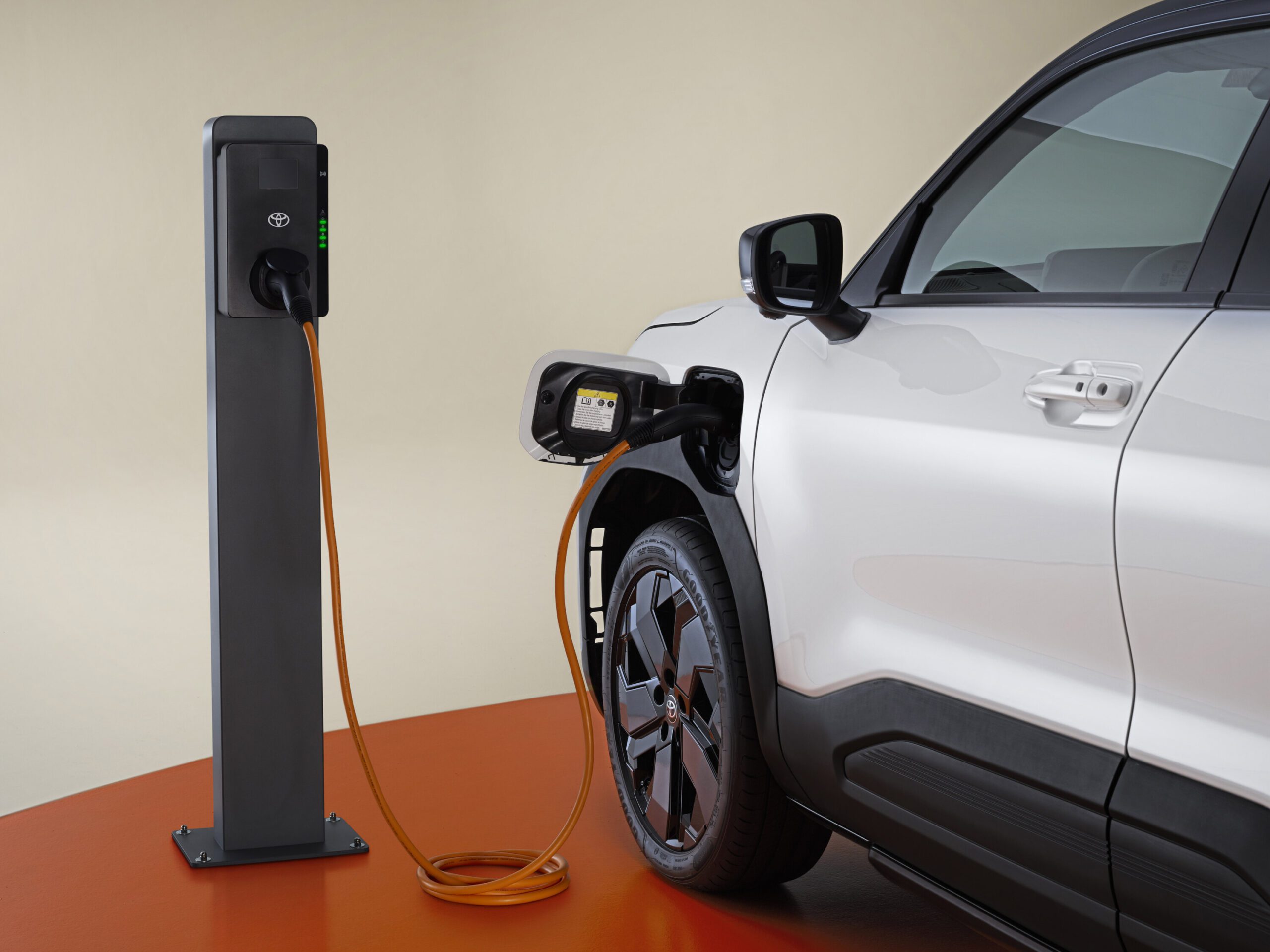 Toyota Urban Cruiser EV laden