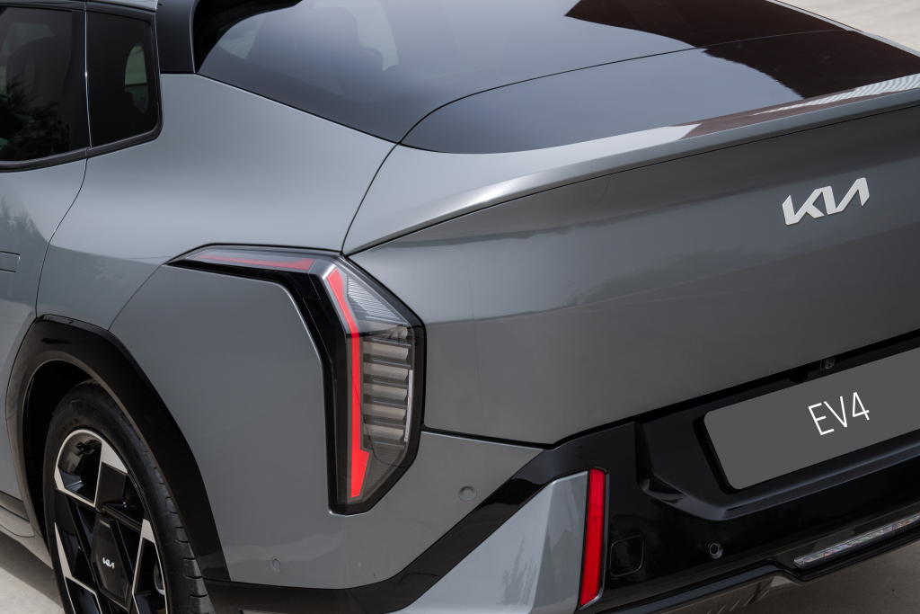 Kia EV4 Fastback linker aanzicht