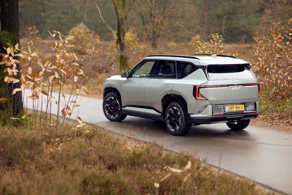 Kia EV5 links achter aanzicht