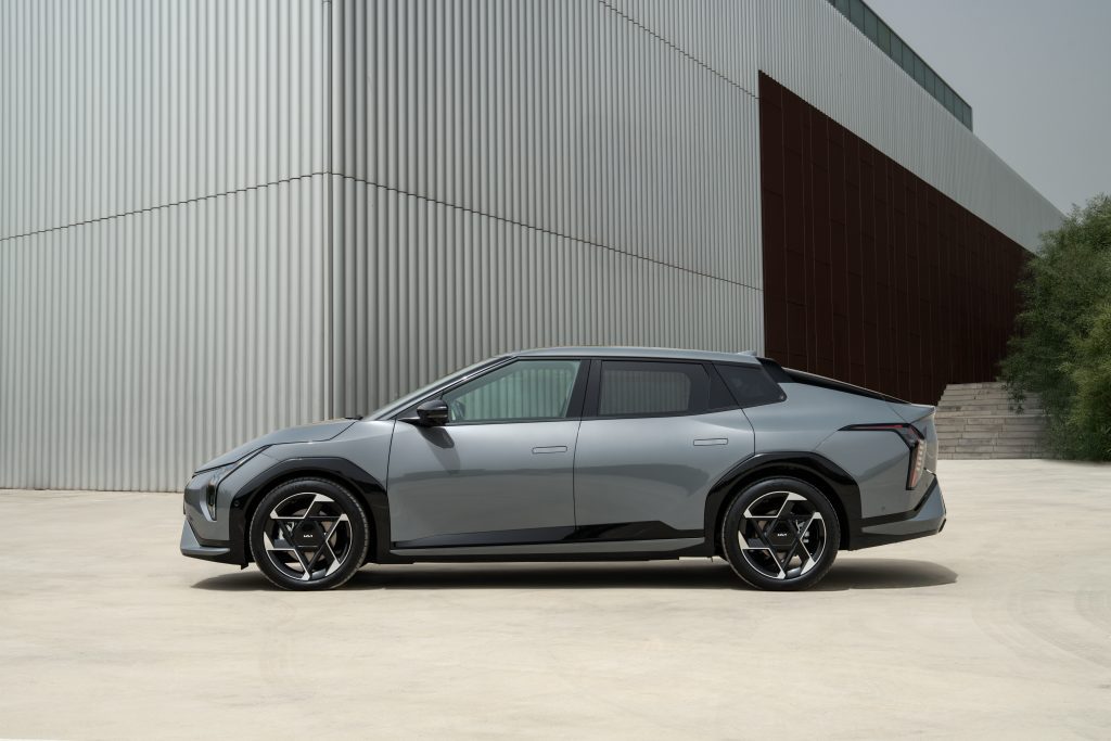 Kia EV4 Fastback zij aanzicht
