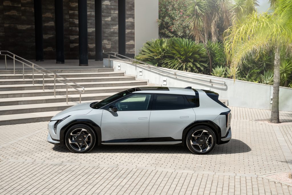 Kia EV4 zij aanzicht