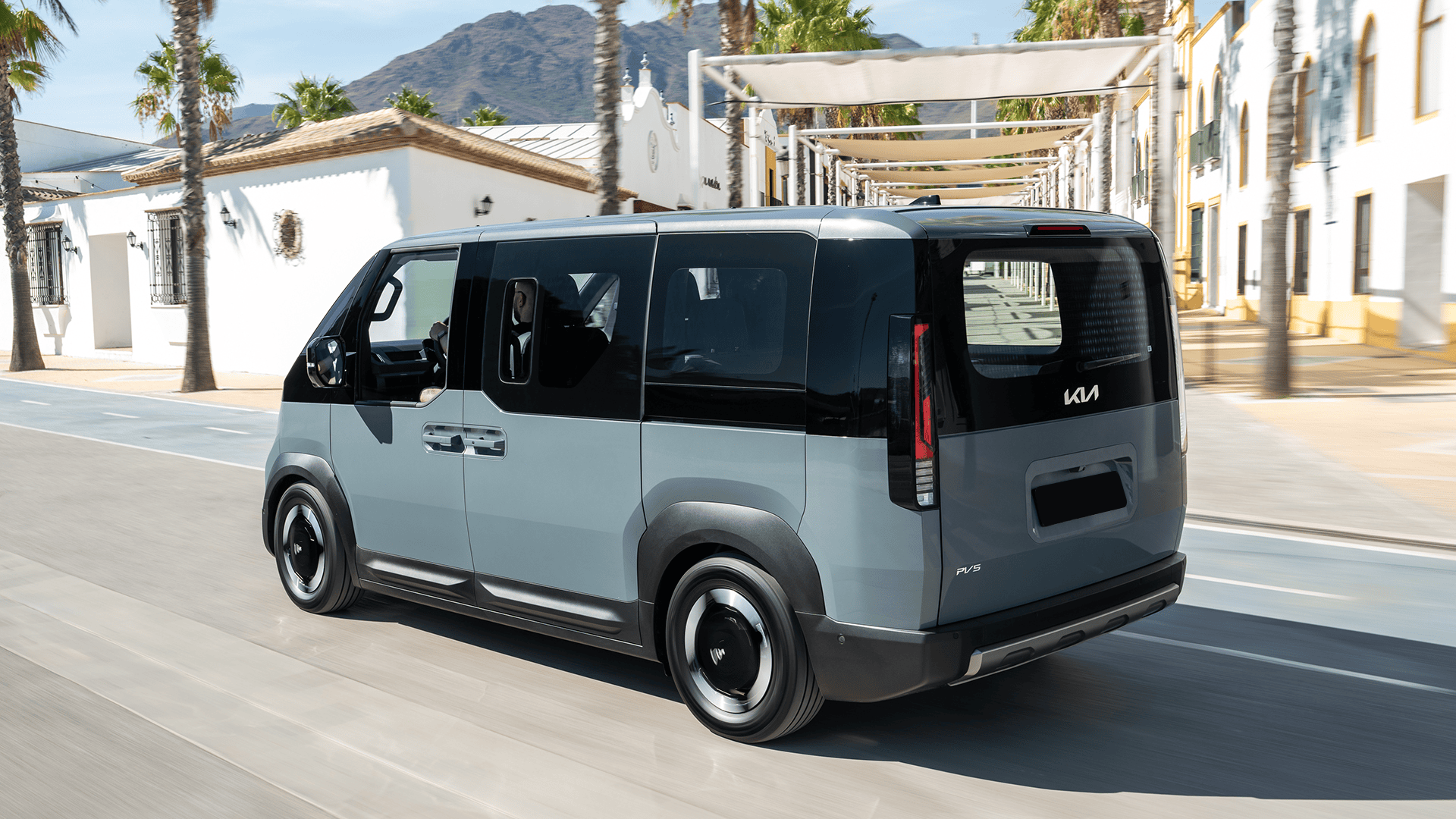 Kia PV5 Passenger achter aanzicht