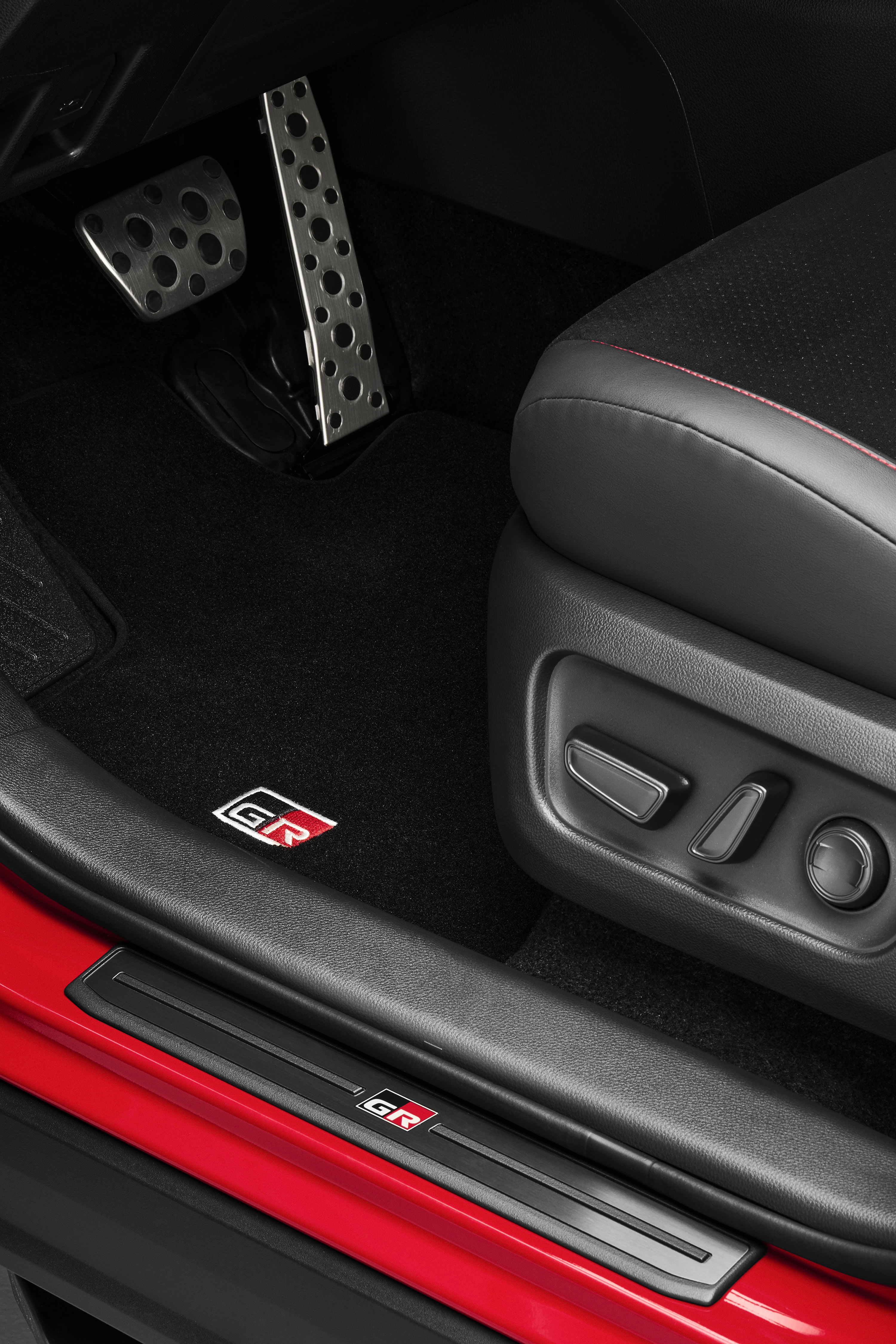 toyota rav4 gr sport plug-in hybride 2026 interieur