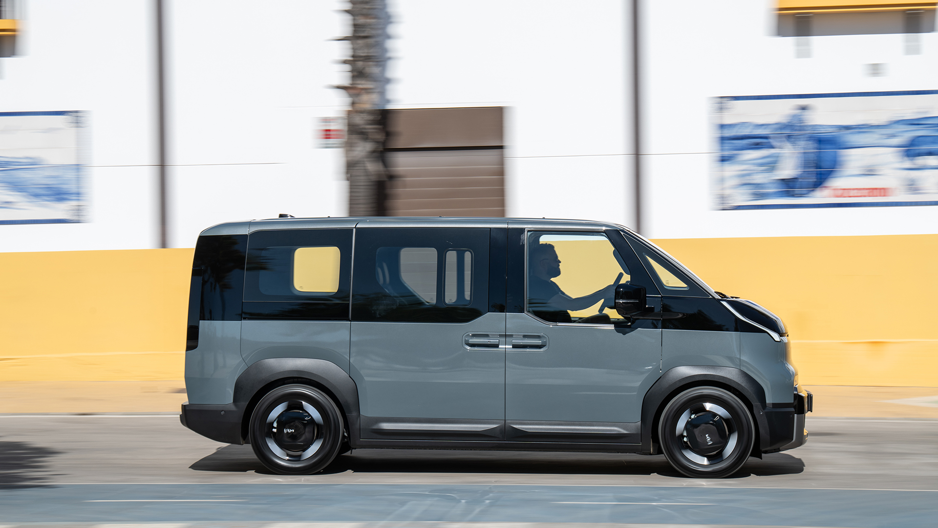 Kia PV5 Passenger zijkant