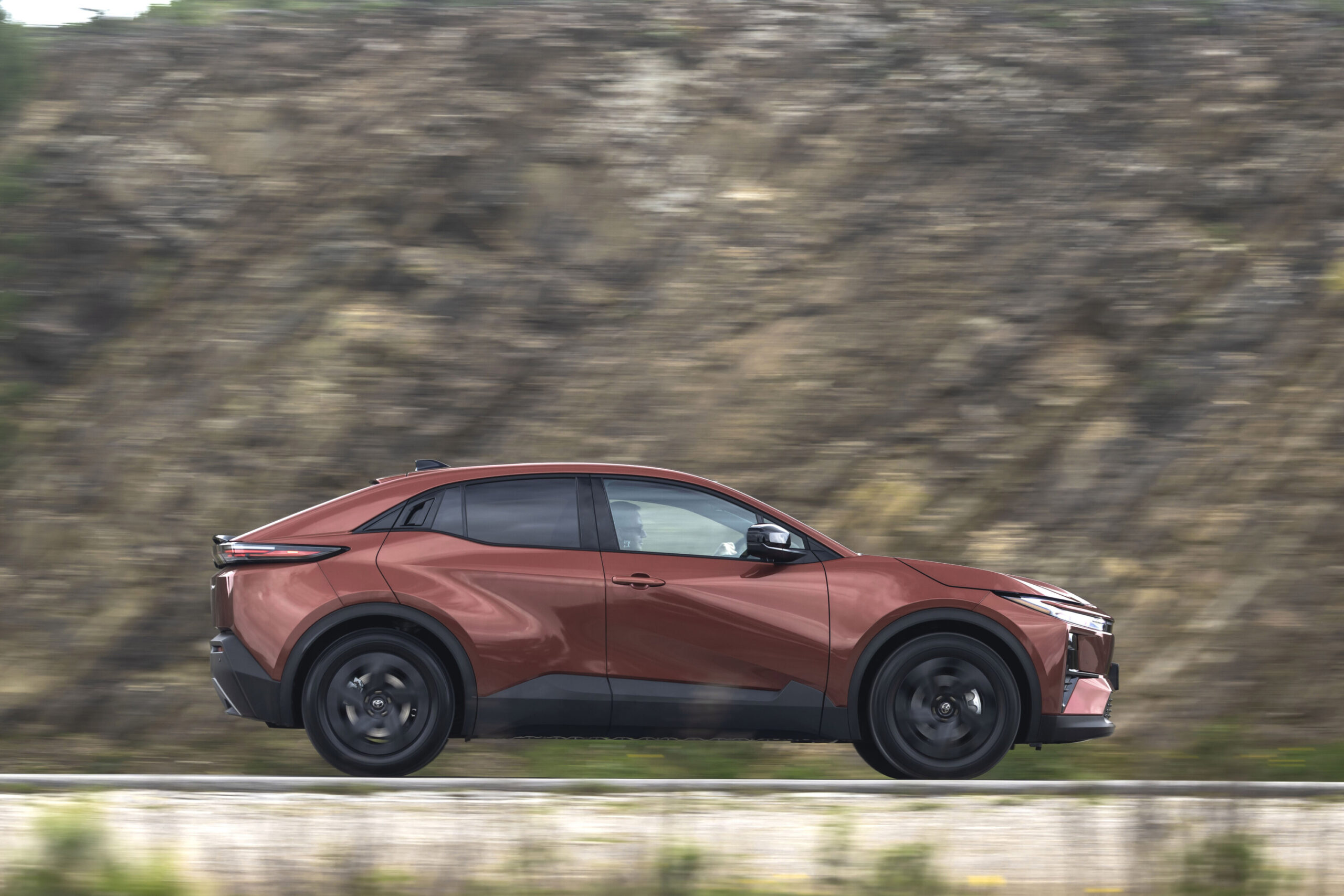 Toyota C-HR+ zij aanzicht