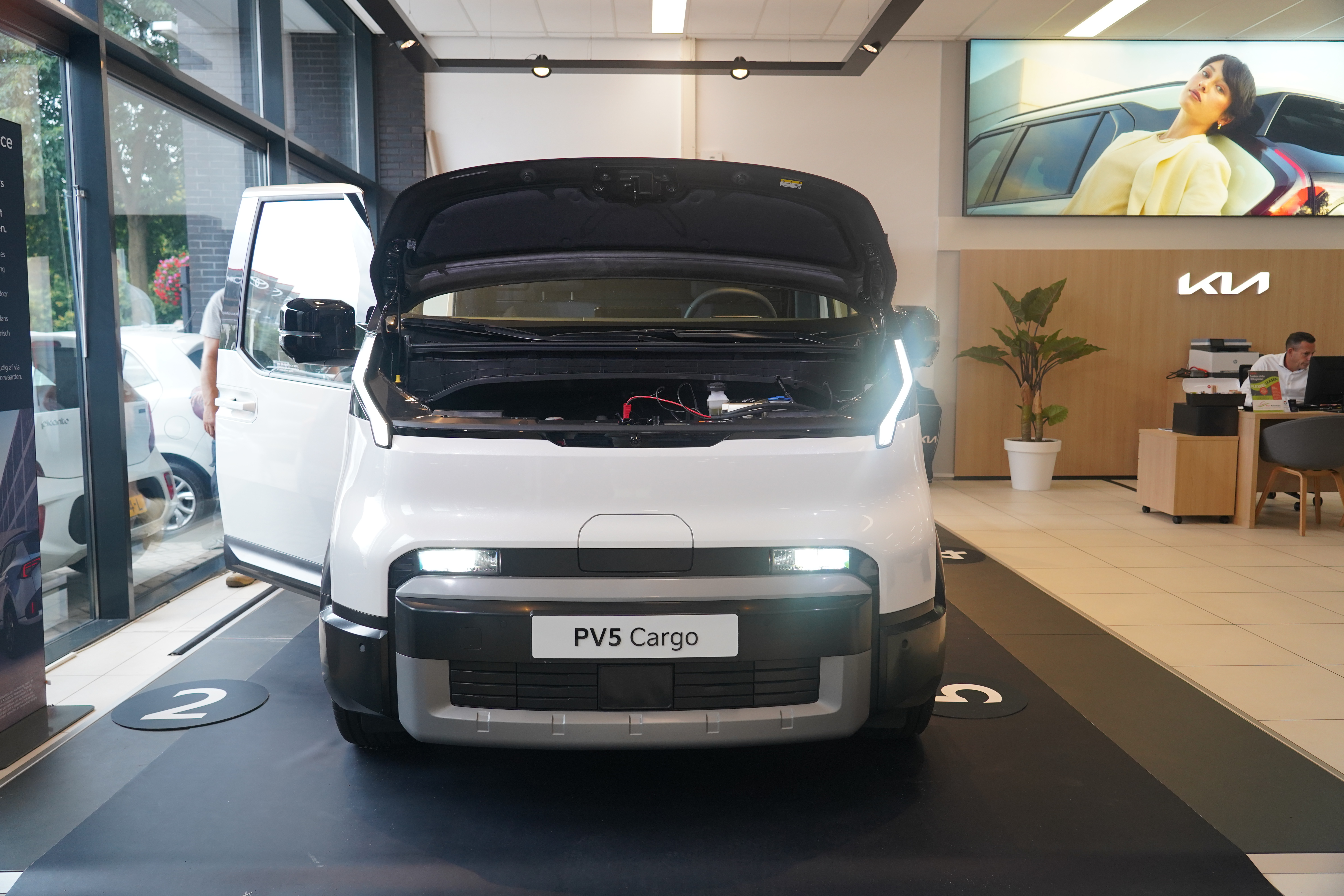 kia pv5 wit voorkant moterkap open