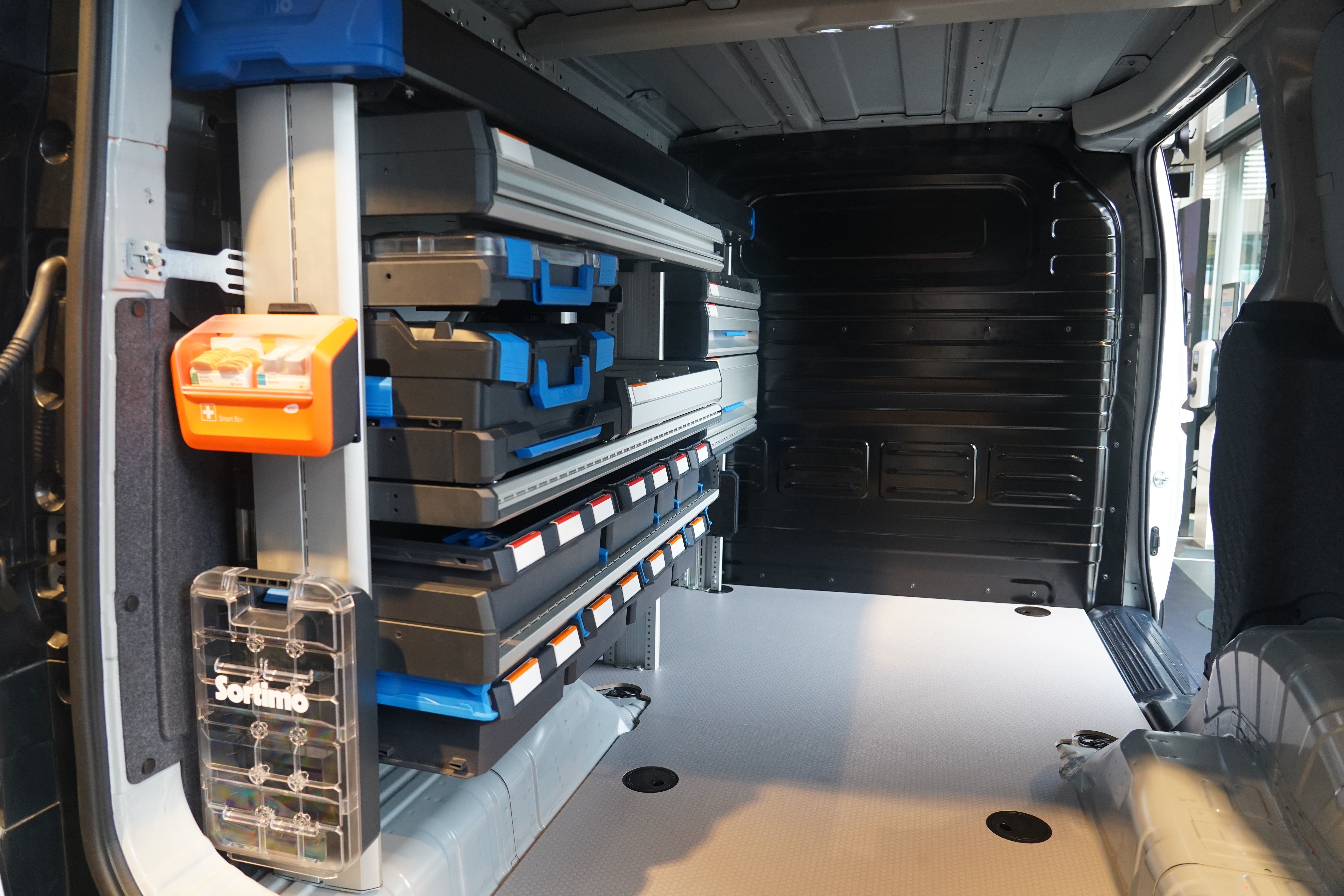 kia pv5 cargo binnenkant ingericht 