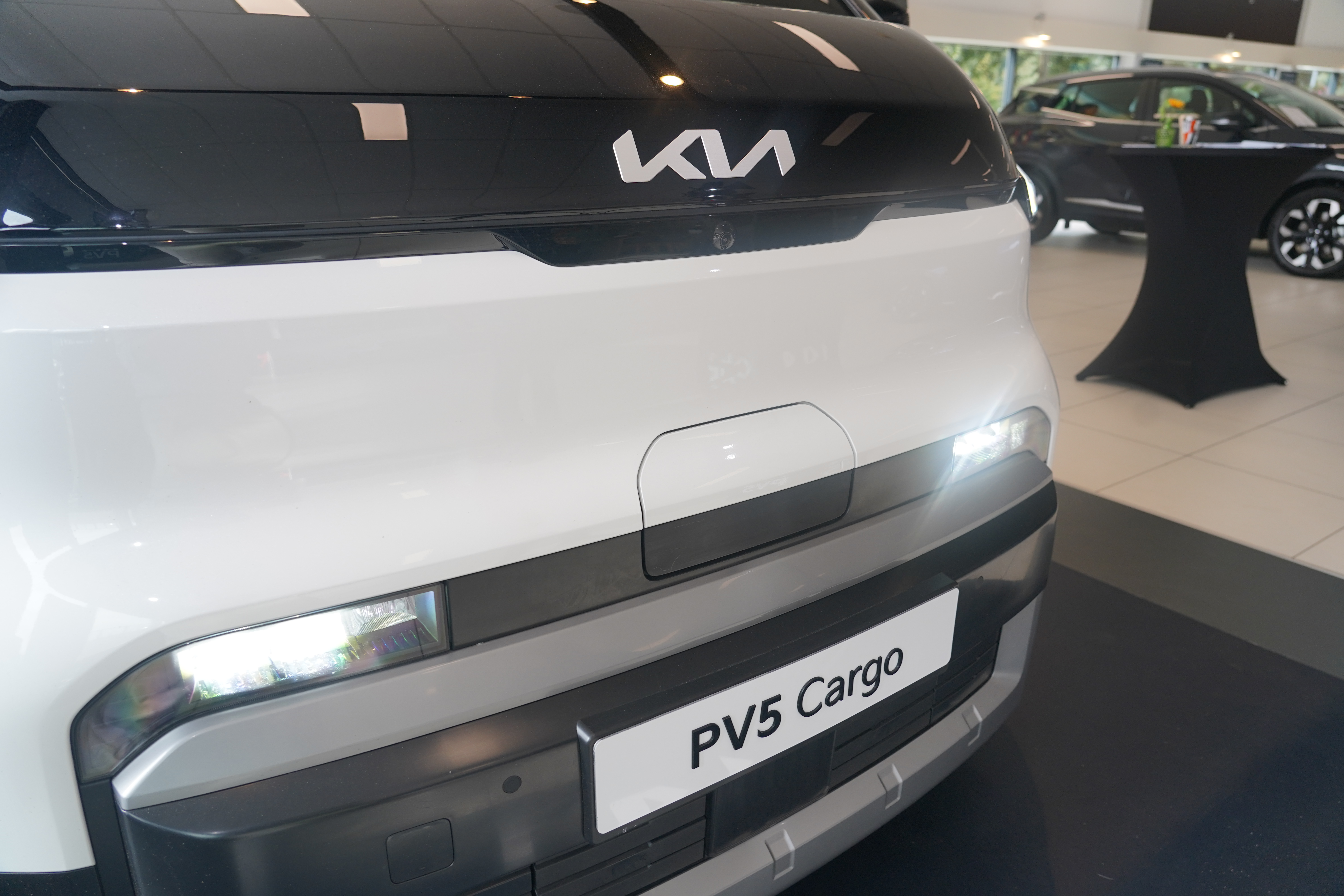 kia pv5 cargo wit voorkant lampen