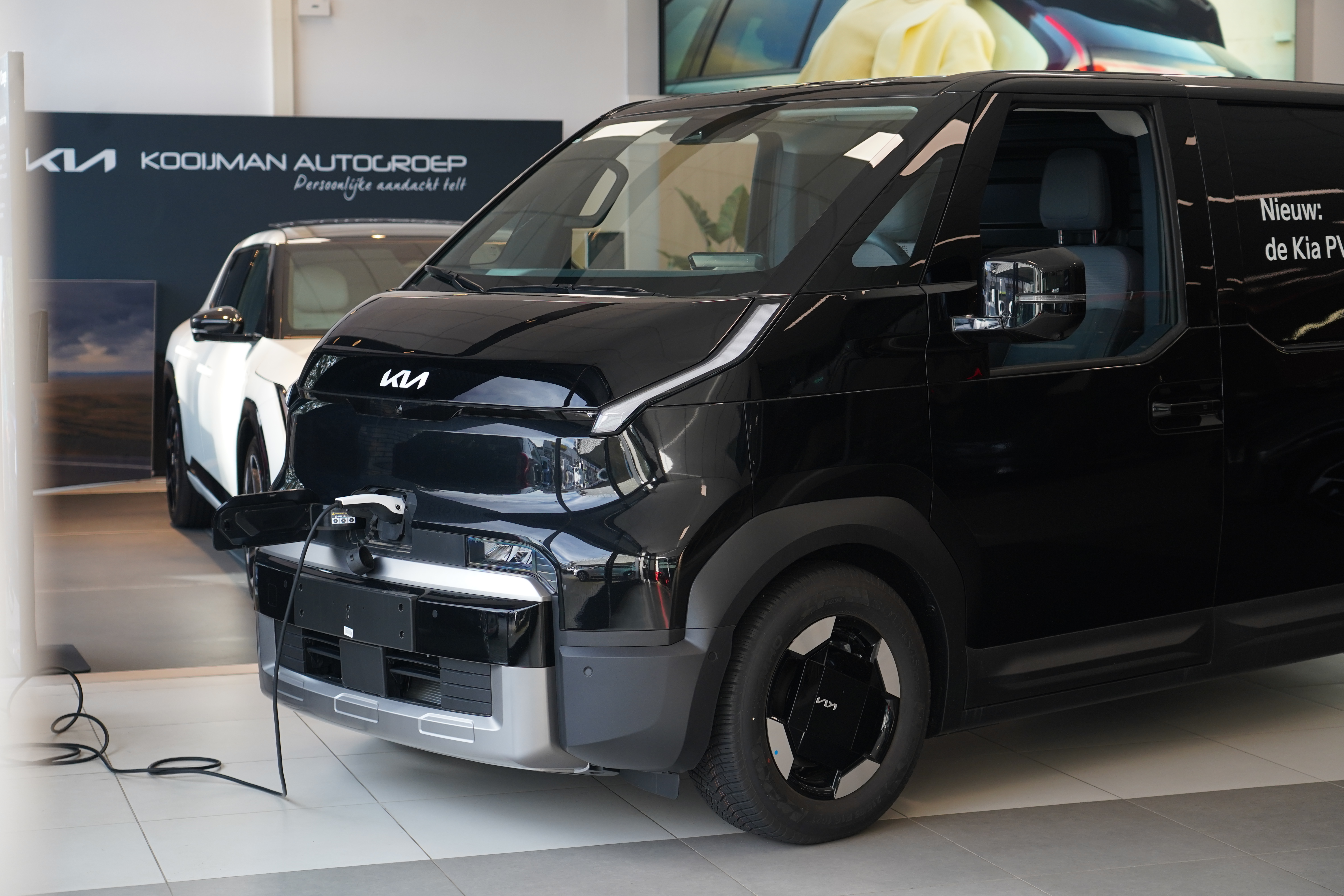 kia pv5 cargo zwart laden