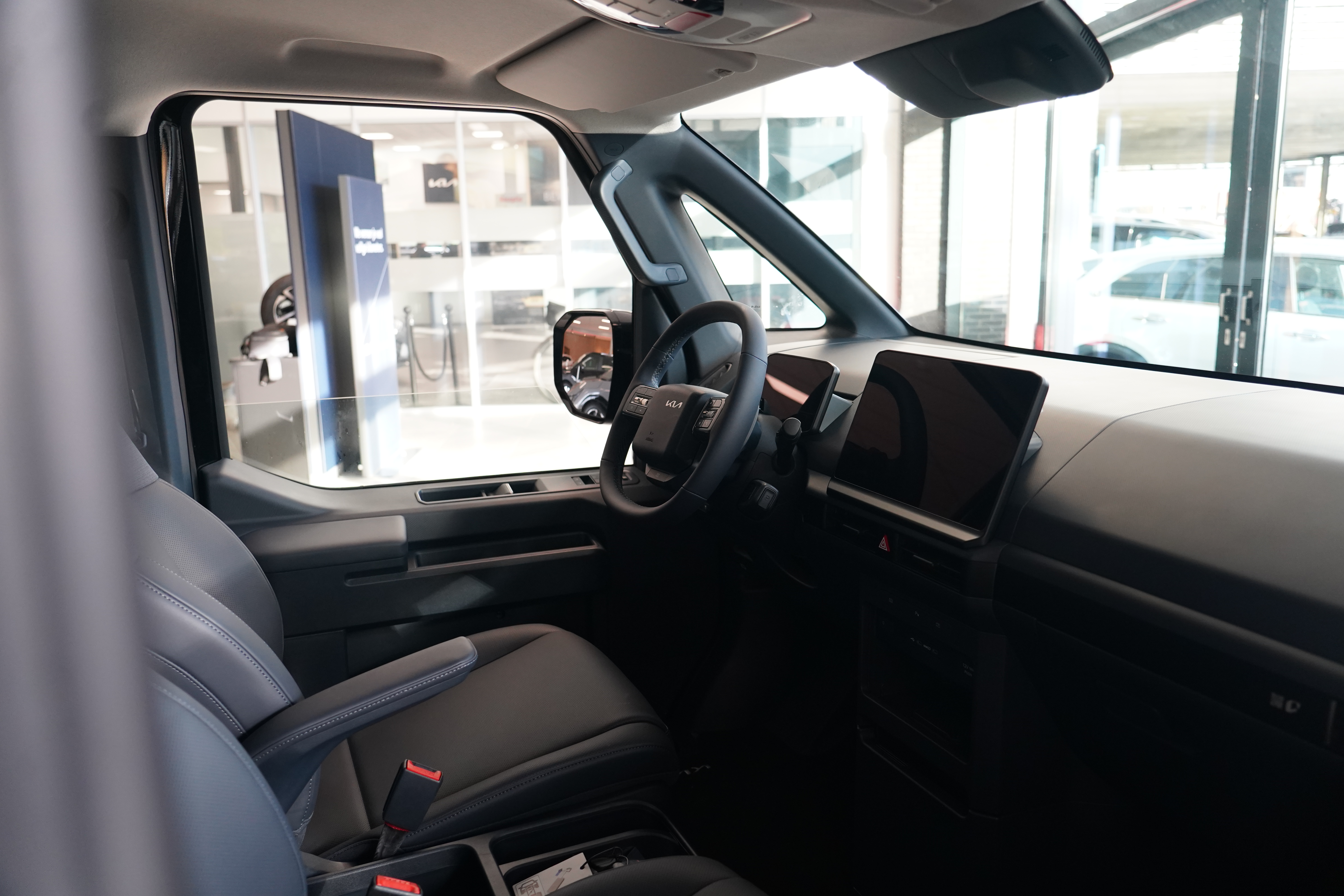 kia pv5 interieur voor 