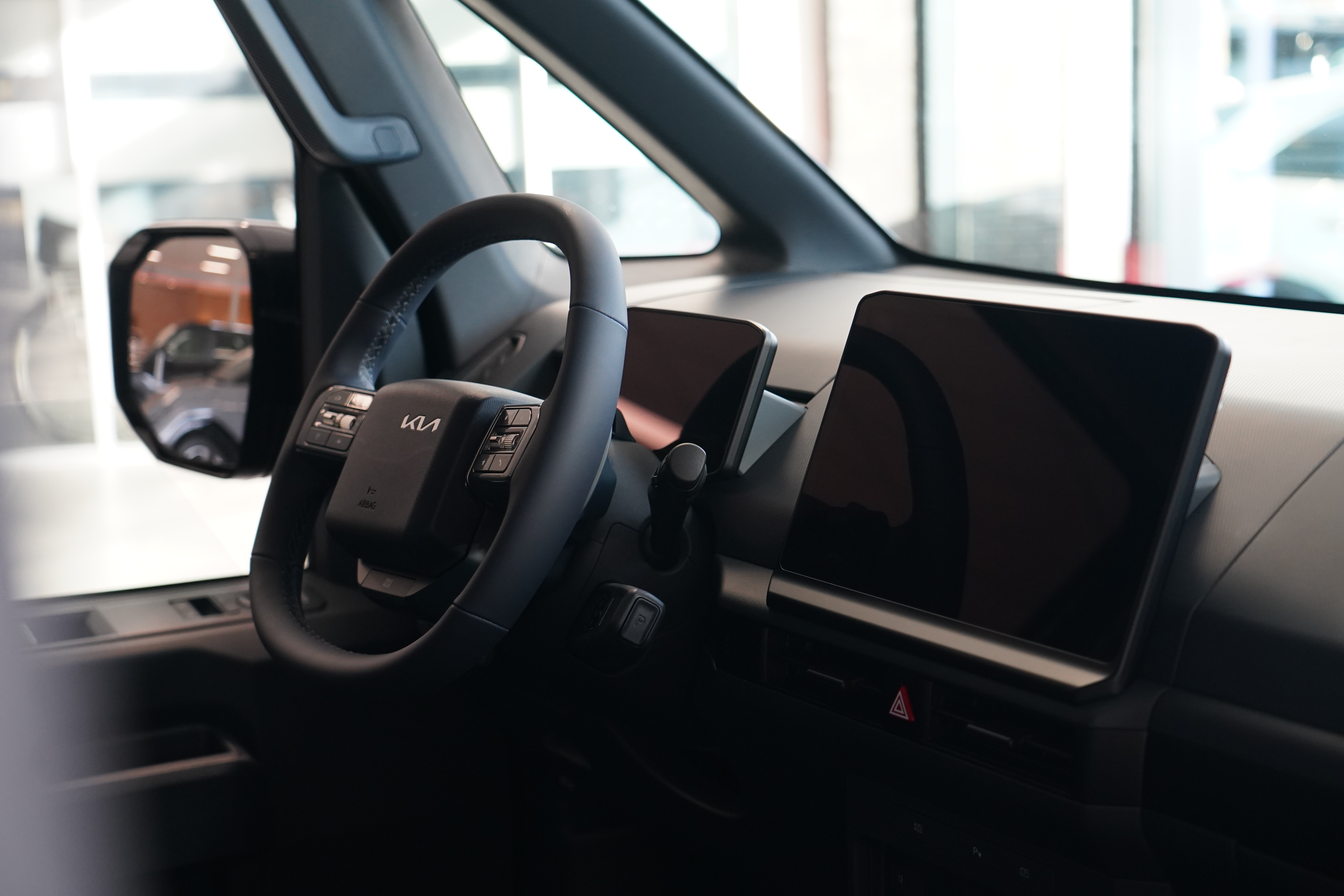 kia pv5 zwart cargo display