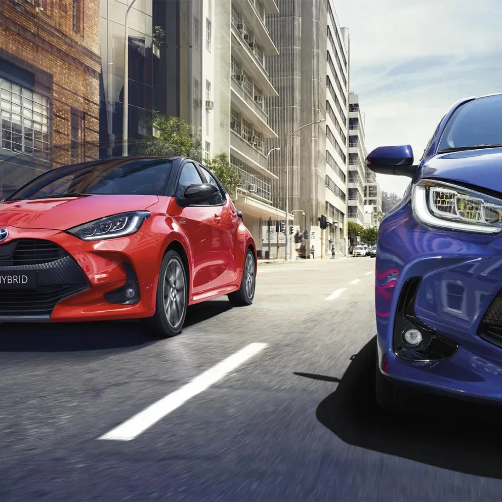 Yaris rood en blauw voorkant