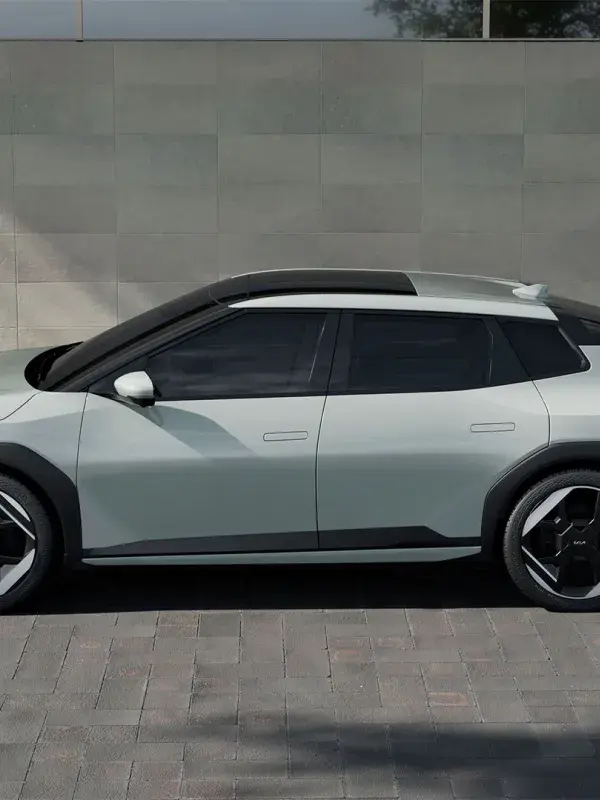 Kia EV4 Fastback zijkant