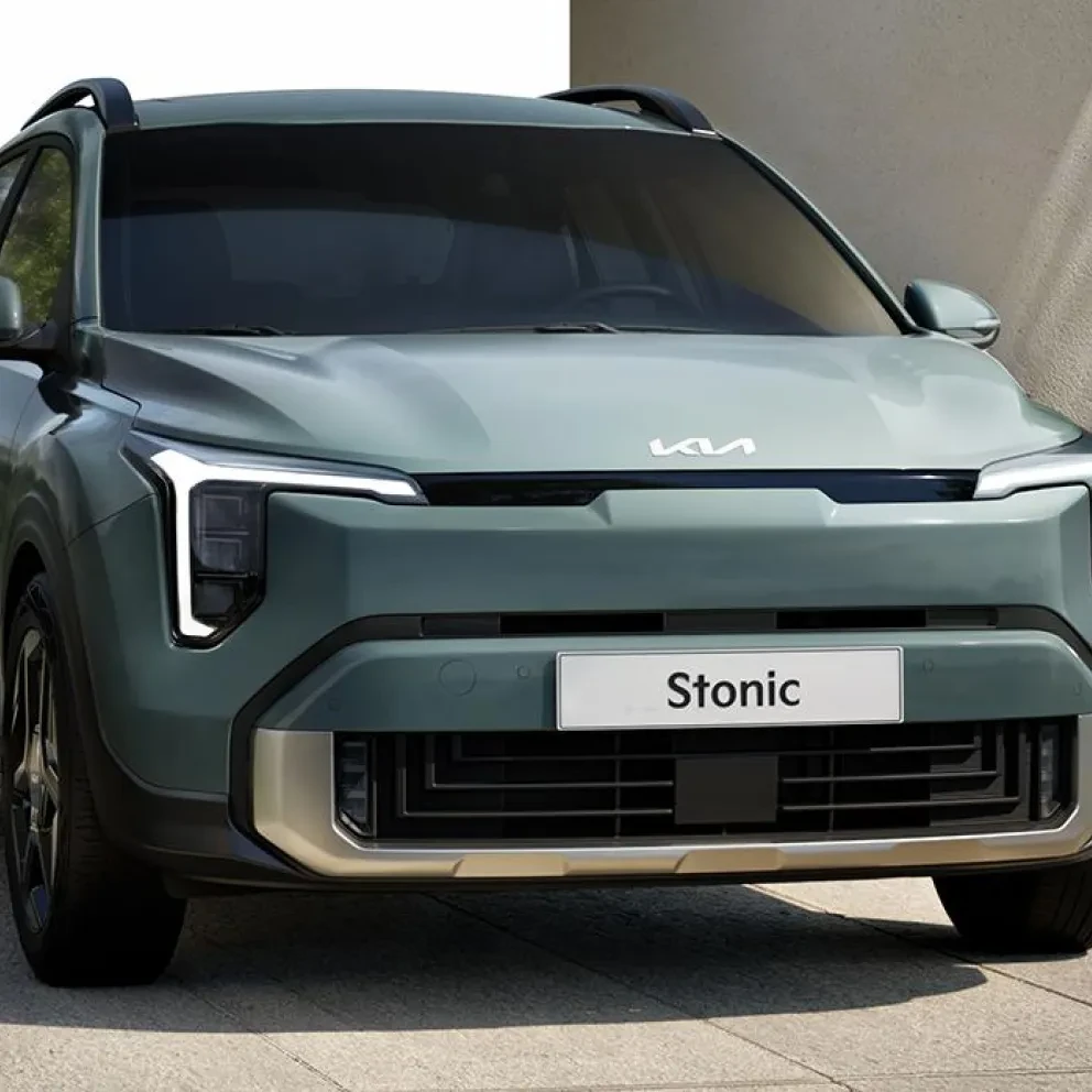 nieuwste kia stonic bij kia kooijman autgroep in showroom