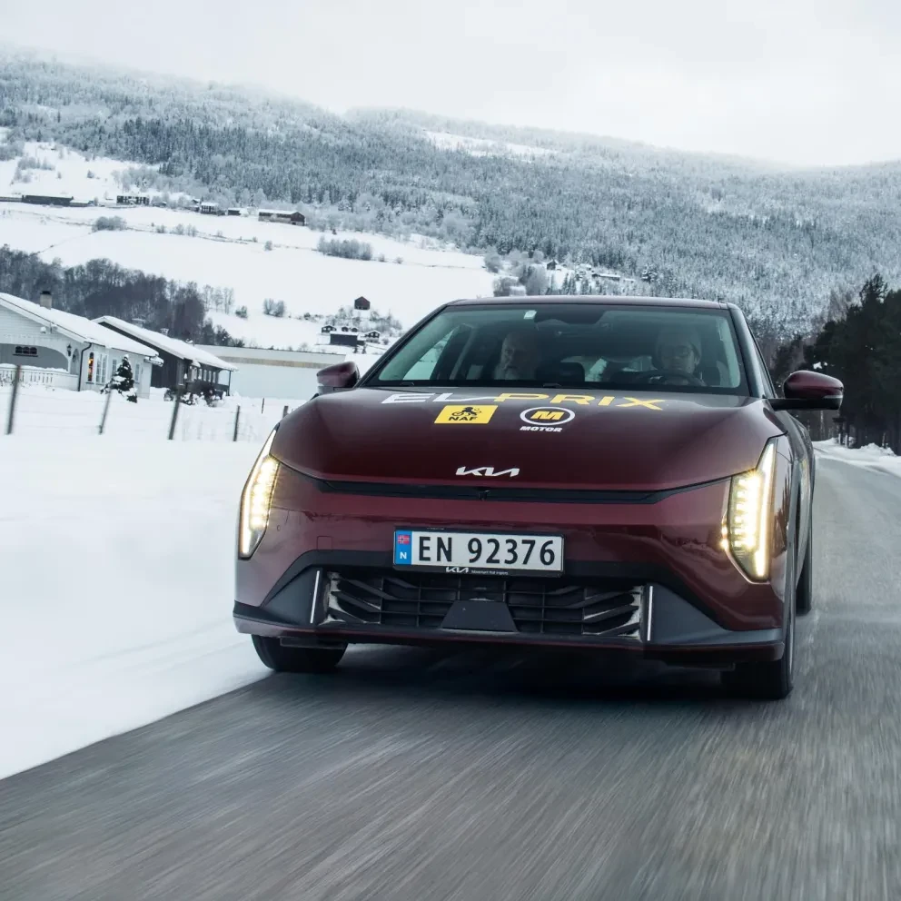 Kia EV4 rijdt door sneeuwlandschap tijdens El Prix wintertest in Noorwegen bij extreme kou tot −31°C.
