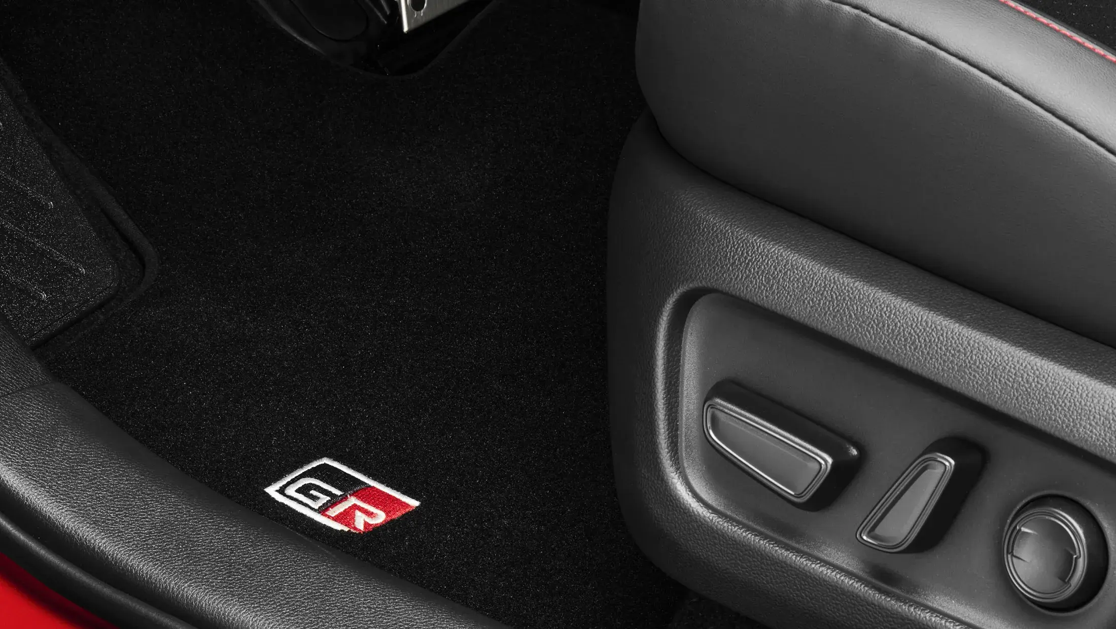 toyota rav4 gr sport plug-in hybride 2026 interieur