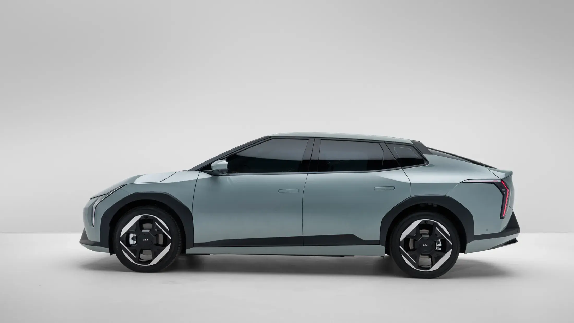 Kia EV4 Fastback zijkant