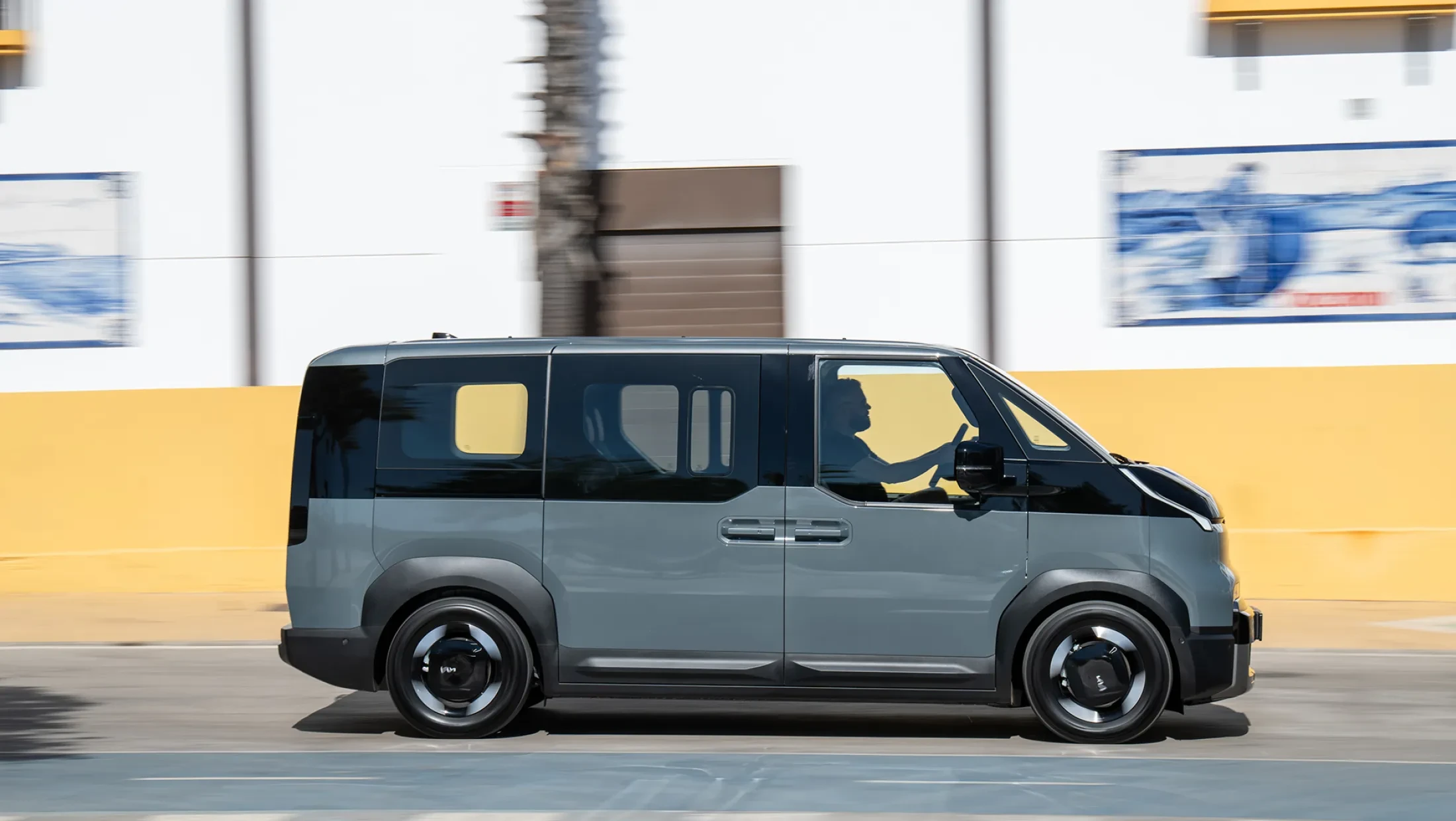 Kia PV5 Passenger zijkant