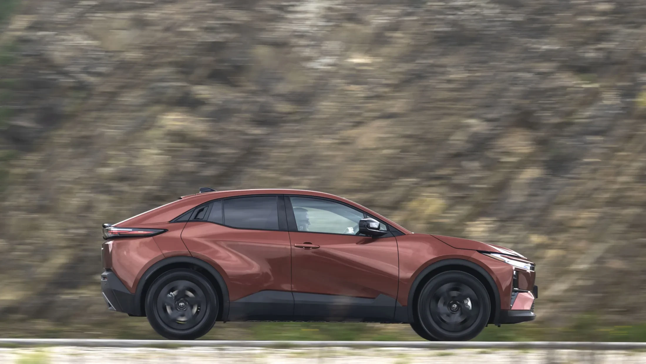 Toyota C-HR+ zij aanzicht