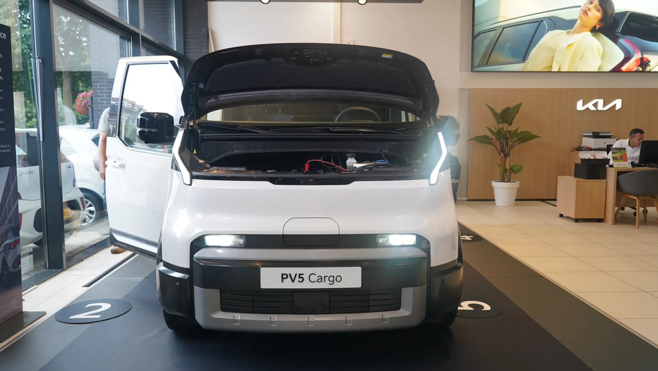 kia pv5 wit voorkant moterkap open