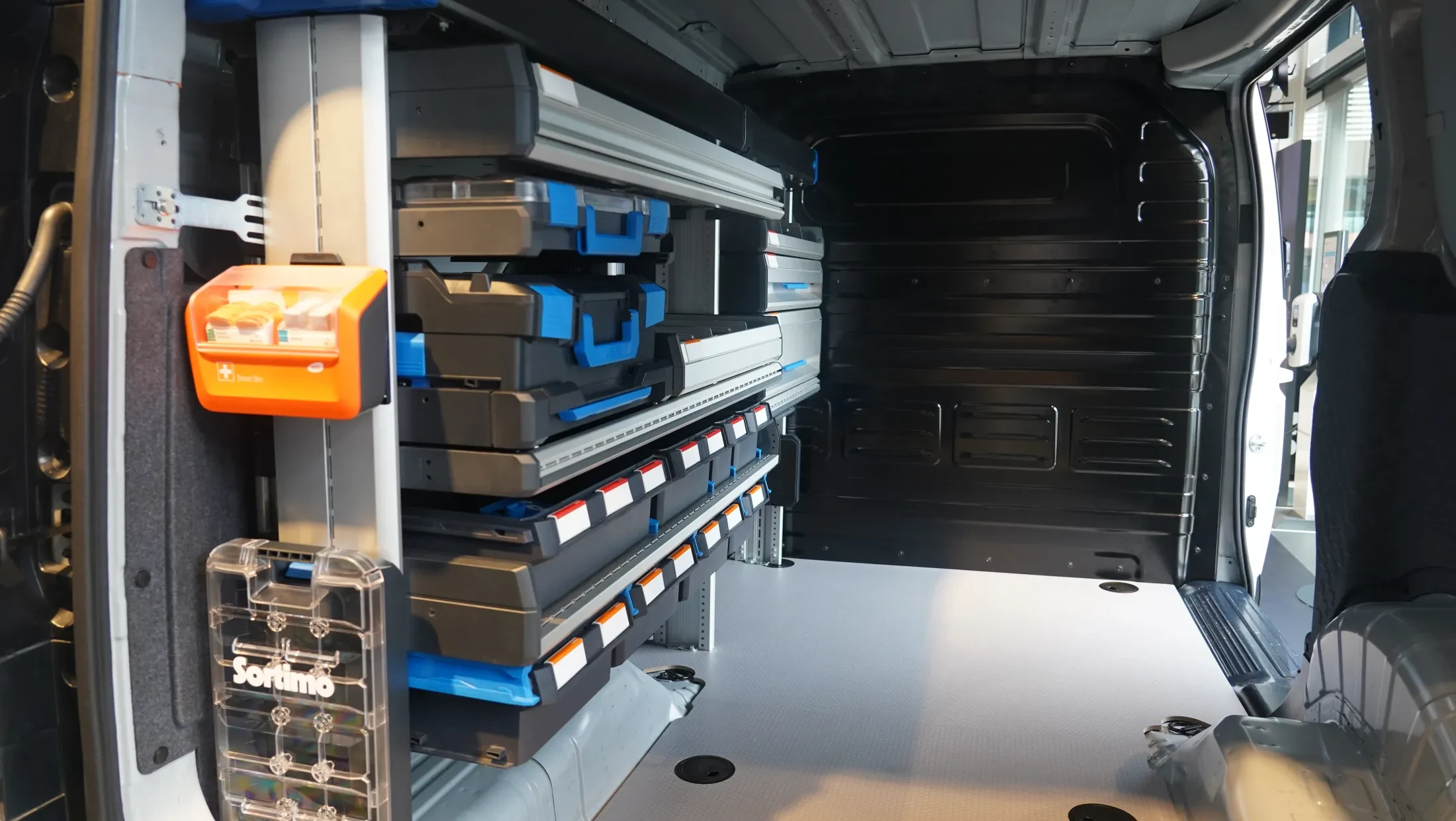 kia pv5 cargo binnenkant ingericht 