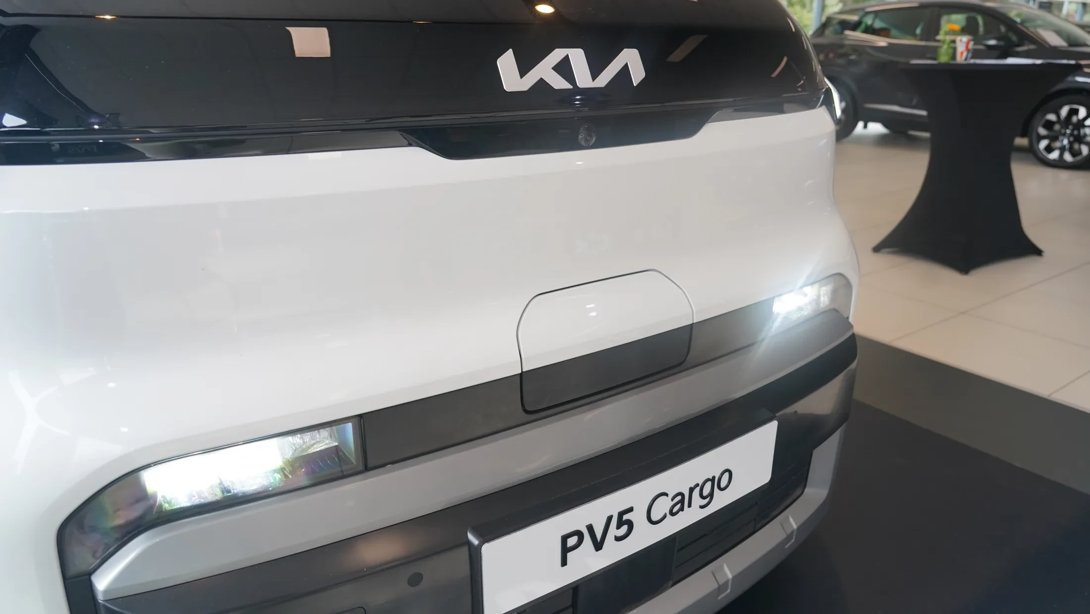 kia pv5 cargo wit voorkant lampen