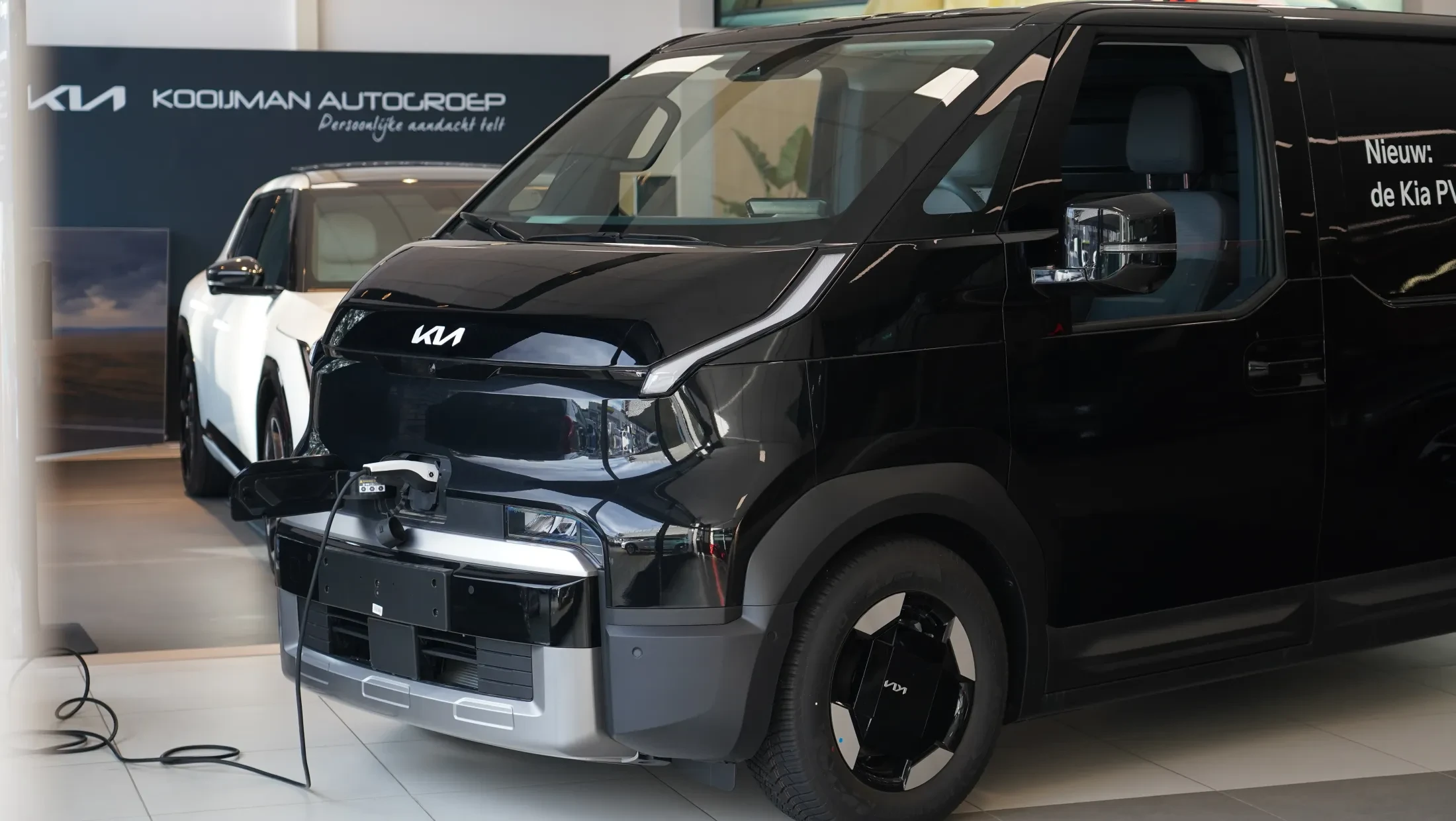 kia pv5 cargo zwart laden