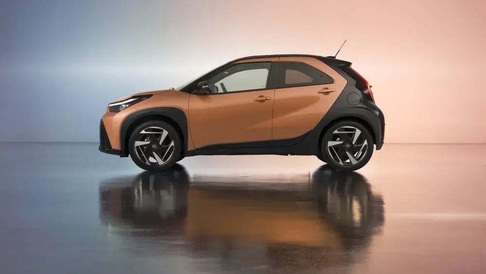 De nieuwe Toyota Aygo X Hybrid zijaanzicht