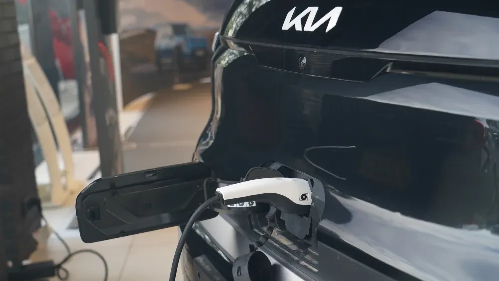 kia pv5 zwart stekker laden 