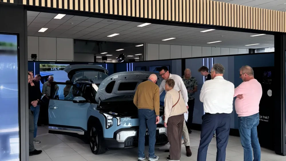 Kia EV2 in het blauw in de showroom Kooijman 