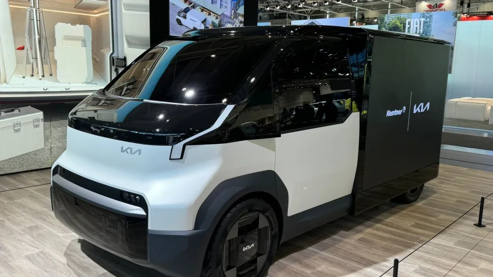 Kia PV5 zwart wit in showroom