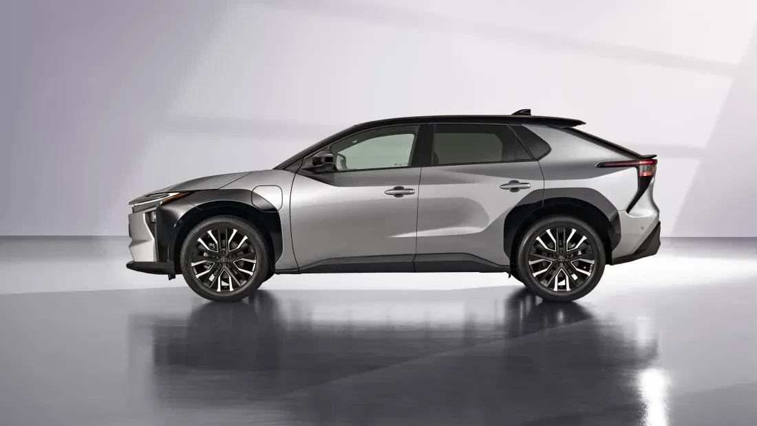 Nieuwe Toyota bZ4X zijaanzicht