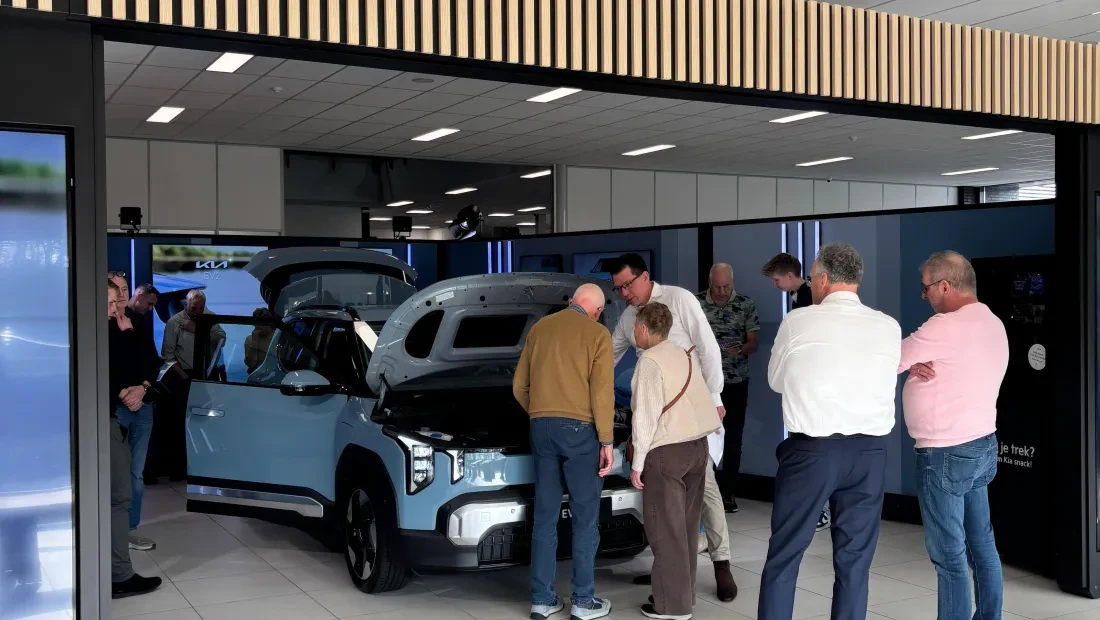 Kia EV2 in het blauw in de showroom Kooijman 